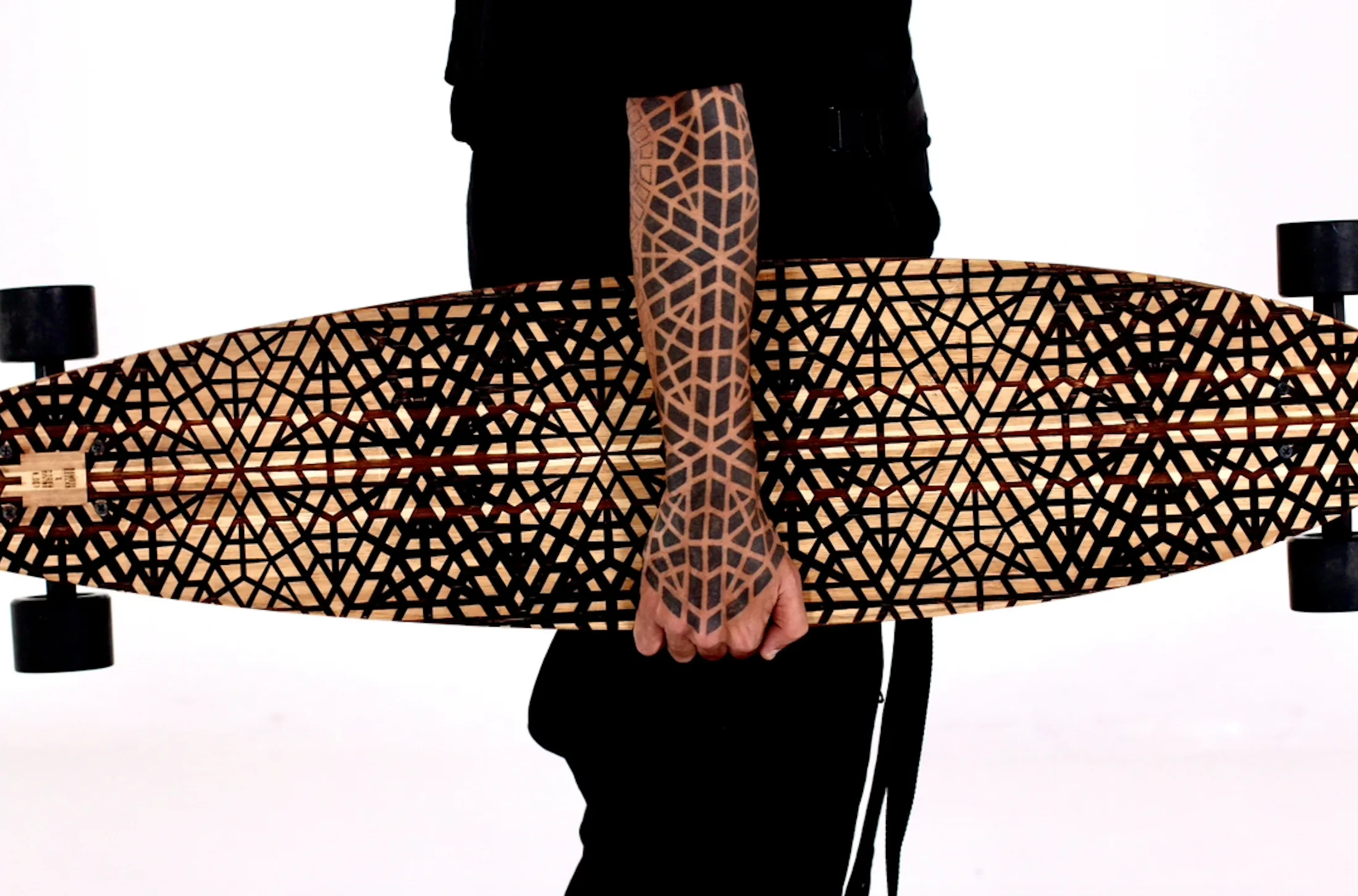 collab avec Corey Divine, tattoo & Longboard par 2Street-Studio