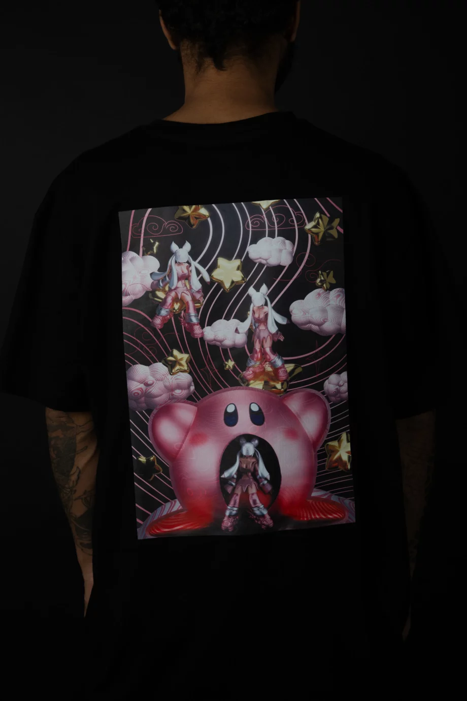 T-shirt Noir AR 2Street-Studio x Urban Arts Magazine - "Foxyverse" Kirby par Adry Foxy